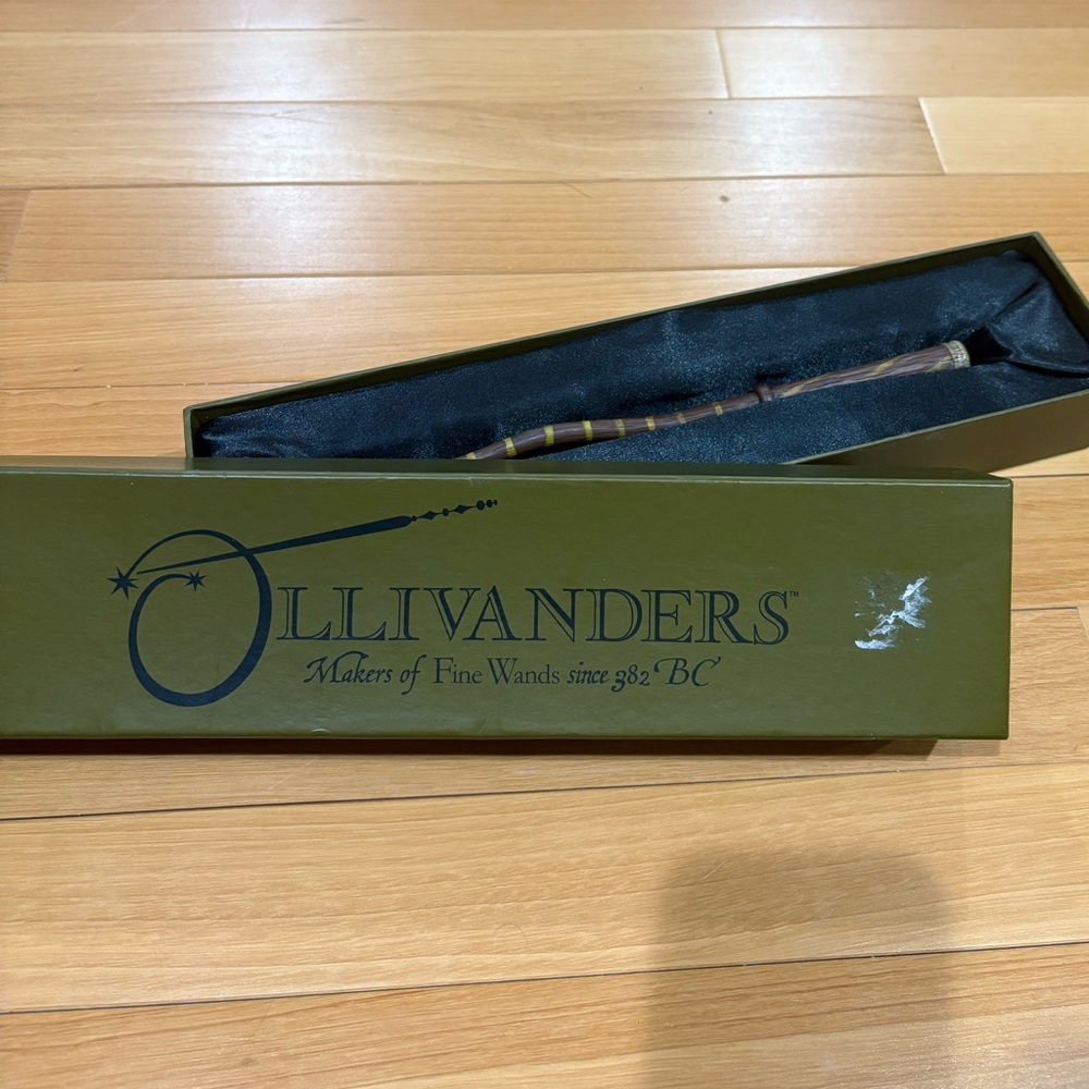 Wizarding world of Harry Potter willow 5 Olivander wand
